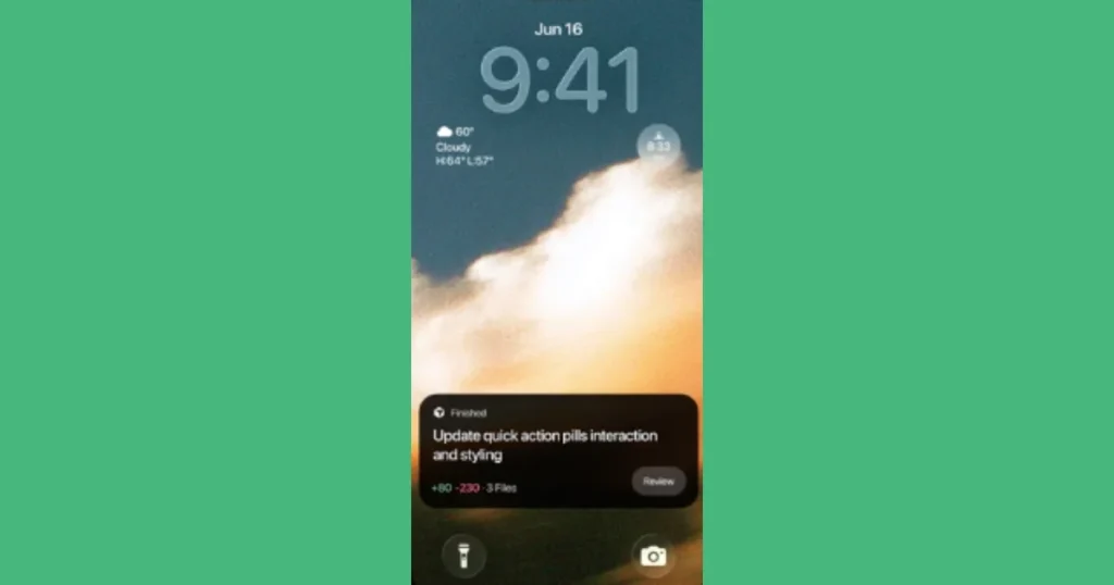スマートフォンのロック画面に表示された、作業の完了を知らせるアプリからの通知。